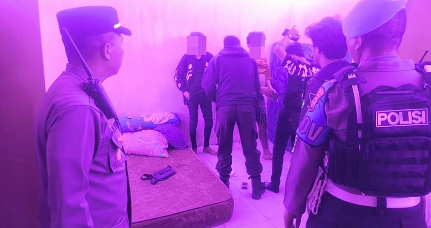 Lima remaja diamankan oleh personel Polsek Kota Utara di salah satu rumah, karena diduga terlibat dalam prostitusi online. (F. Zulkifli/ Gorontalo Post)