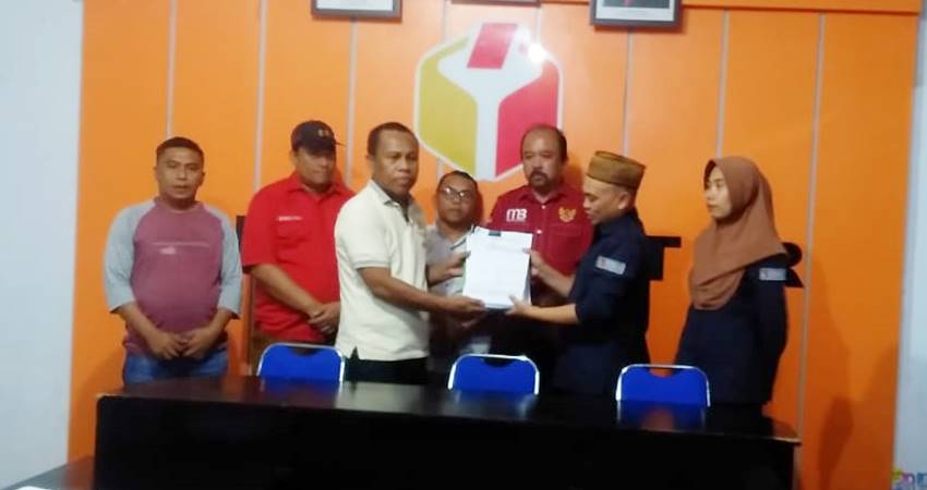 Bapaslon Ridwan Yasin-Muksin Badar mendatangi Bawaslu Gorut untuk mengajukan permohonan penyelesaian sengketa Pilkada 2024, Selasa (17/09/2024)