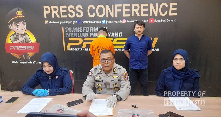 Menggunakan rompi tahanan, pelaku pencabulan EM saat konferensi pers di ruang Humas Polda Gorontalo, Selasa (10/9/2024). (F. Diyanti/ Gorontalo Post)
