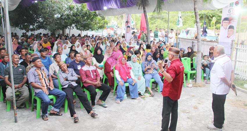 Pasangan Sofyan Puhi- Tonny Yunus menyampaikan program dihadapan ratusan warga yang memadati deklarasi Sofyan-Tonny di Desa Bongo, Kecamatan Batudaa Pantai, Kabupaten Gorontalo, Selasa (17/9). (foto : dok / tim pemenangan)