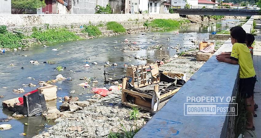 Kondisi sungai yang saat ini banyak dipenuhi sampah, Kamis (19/9/2024) (F. Natha/Gorontalo Post)