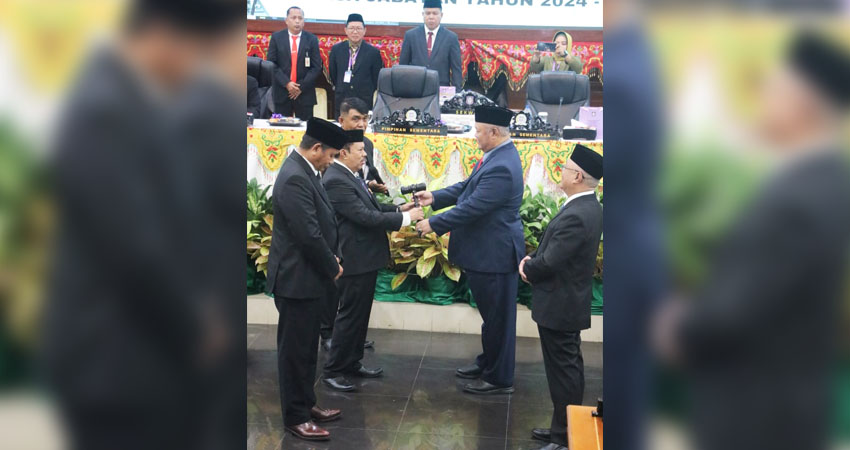 Serah terima palu dan memori sidang dari pimpinan Deprov 2019-2024 ke pimpinan Deprov sementara 2024-2029.