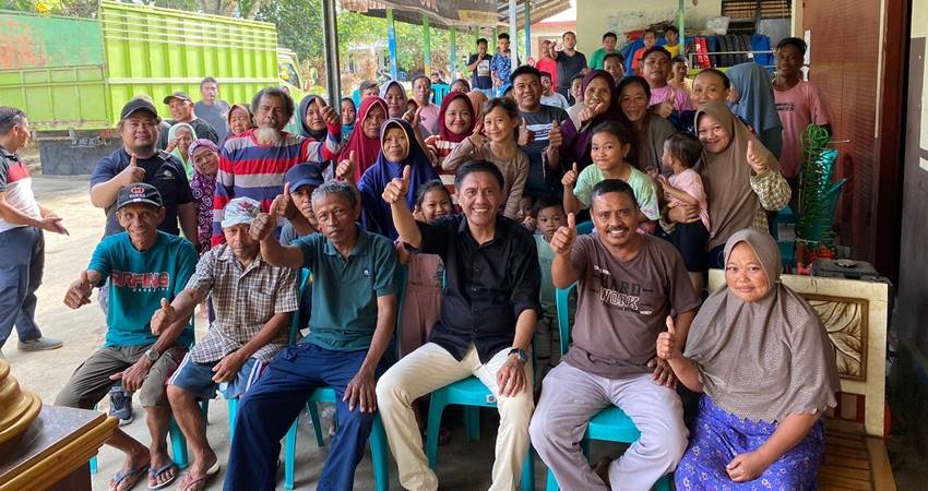 TANPA SEKAT : Calon Bupati Bone Bolango, Amran Mustapa, bersama masyarakat yang menyambutnya antusias di Kecamatan Bulango Ulu, Kamis (19/9)(foto : tim AMAN untuk Gorontalo Post)