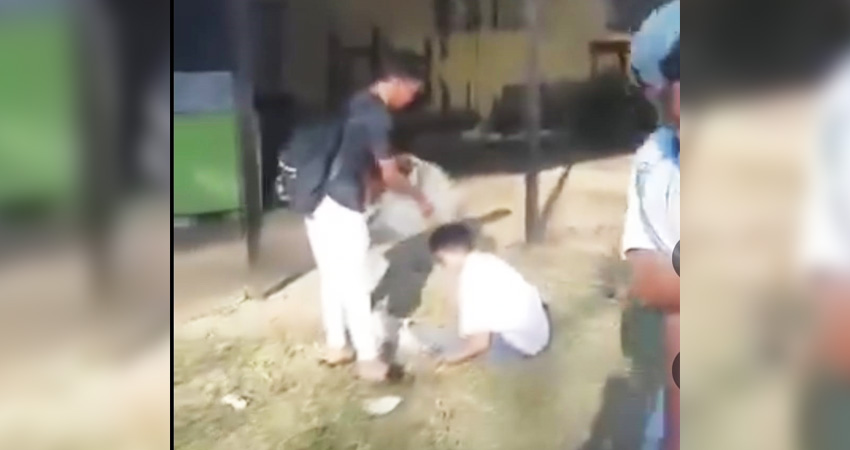 Salah seorang siswa tergeletak tak berdaya dengan posisi duduk di lantai disiram air oleh rekannya, Selasa (10/9/25). (Foto: tangkapan vidio)