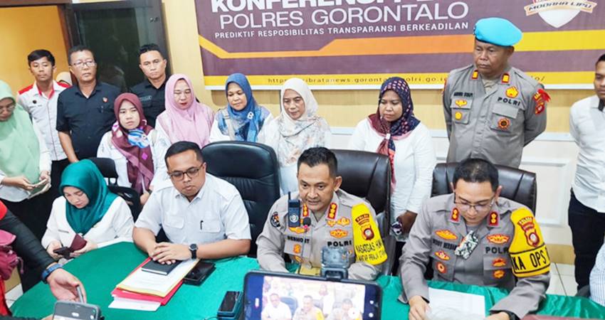 TAHAN. Polres Gorontalo saat menggelar konfrensi pers terkait video syur antara Guru dan siswinya.
