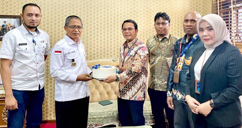 SINERGI - GM Witel Sulbateng Kus Indratama bersama tim, bertemu Pj Wali Kota Gorontalo, Ismail Madjid, di kantor Wali Kota, Jumat (6/9). Pertemuan silaturahmi ini juga dirangkaikan dengan peringatan Hari Pelanggan Nasional tahun 2024. (foto : dok / telkom)