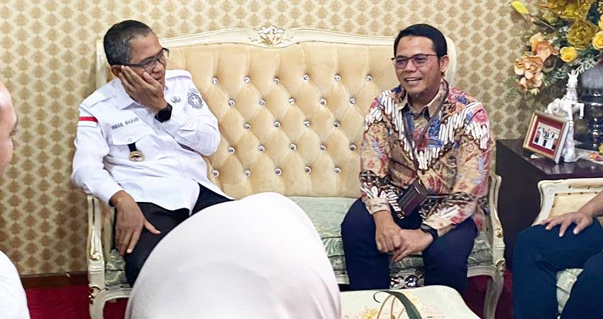 Pj Wali Kota Gorontalo, Ismail Madjid, dan GM Witel Sulbateng, Kus Indratama dalam pertemuan, dalam rangka Hari Pelanggan Nasional 2024. (foto : dok / telkom gorontalo)