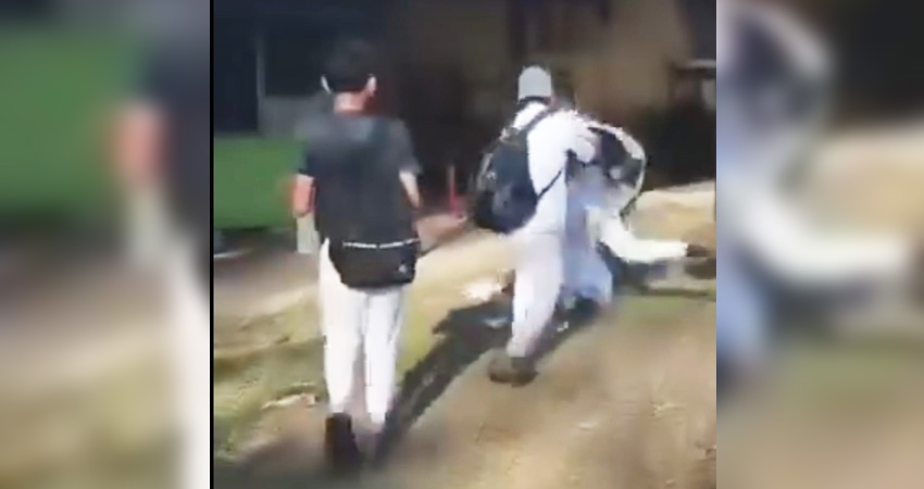 Korban yang tidak berdaya ditendang seorang rekannya dengan kali kanan di tubuh korban yang sudah pingsan