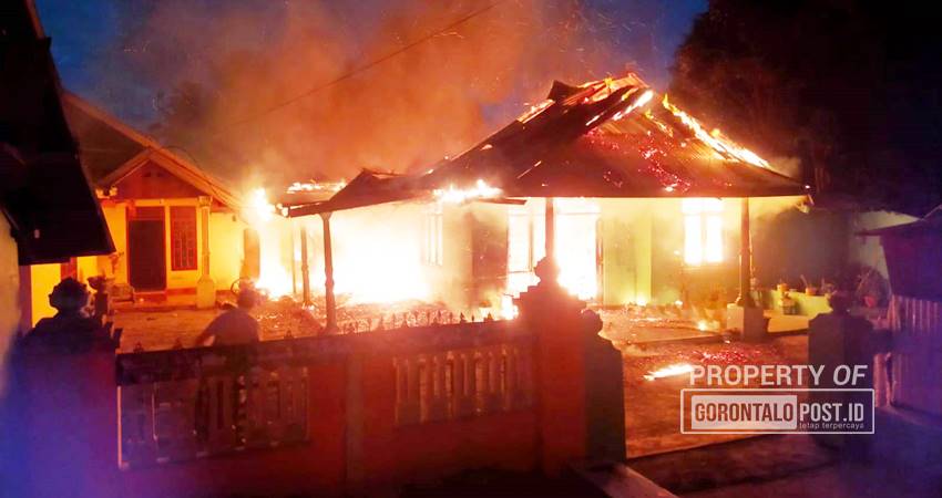 Kondisi rumah mantan anggota TNI yang hangus dilalap si jago merah, Selasa (17/9) dini hari. (foto : deice / gorontalo post)