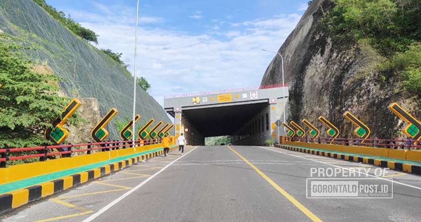 Terowongan hingga sepanjang jembatan GORR saat ini sudah mulai sunyi, tampak tidak ada lagi kendaraan yang parkir di tepi jembatan maupun di terowongan yang terdapat tanda larangan parkir berbentuk zigzag, Selasa (10/9) sekitar pukul 10.00 Wita. (F. Roy/ Gorontalo Post).