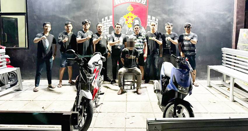 Tersangka dugaan penggelapan motor JD alias Jul (20) saat diamankan tim resmob Polda Gorontalo.