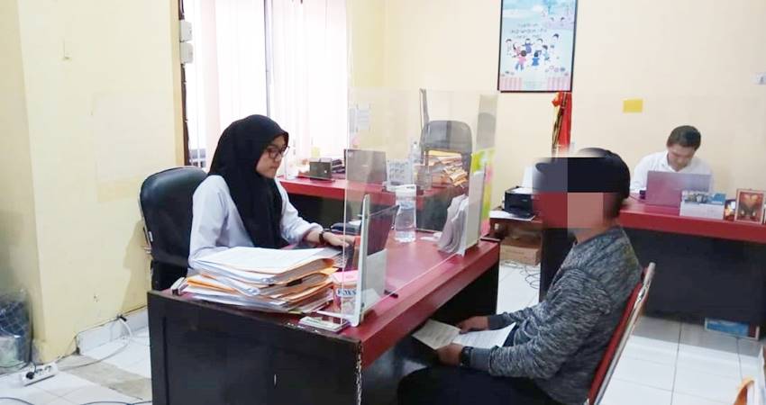 Pelaku pencabulan saat diperiksa penyidik UPPA Polda Gorontalo.