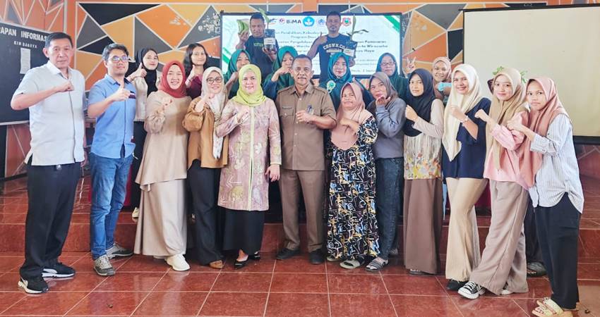 PELATIHAN - Foto bersama usai pelaksanaan pelatihan bagi kelompok usaha wanita tani, dan wanita wirausaha di Desa Haya-haya oleh tim pengabdian kolaborasi Kemendikbudristek, UNG, dan Unisan, baru-baru ini. (foto : istimewa)