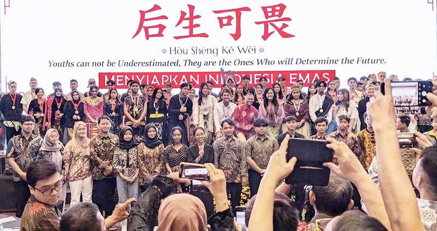 Dahlan Iskan bersama para penerima beasiswa belajar ke Tiongkok yang disalurkan lewat ITCC.--