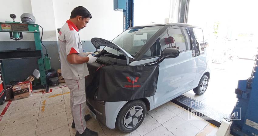Mobil Listrik EV Wulling saat masuk dalam proses service di service Wulling Gorontalo, Selasa (10/9/2024) (F. Lukman/Gorontalo Post)
