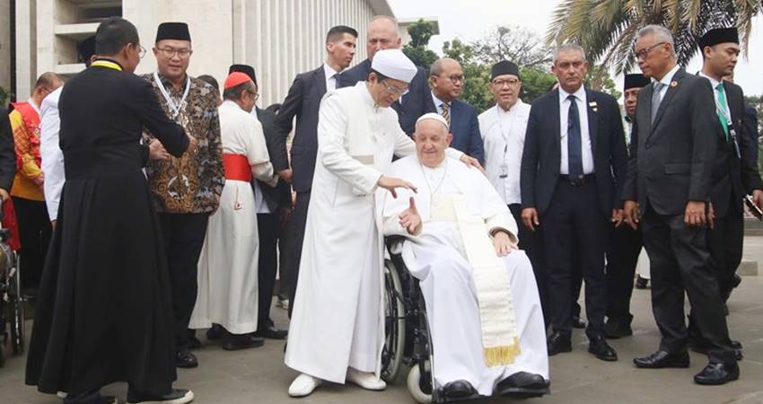 Wakil Ketua Komisi VIII DPR Ace Hasan Syadzily meminta masyarakat untuk tidak memperdebatkan soal imbauan tayangan adzan magrib diganti teks berjalan saat misa akbar di Gelora Bung Karno (GBK).-X/@m_nurfatoni-