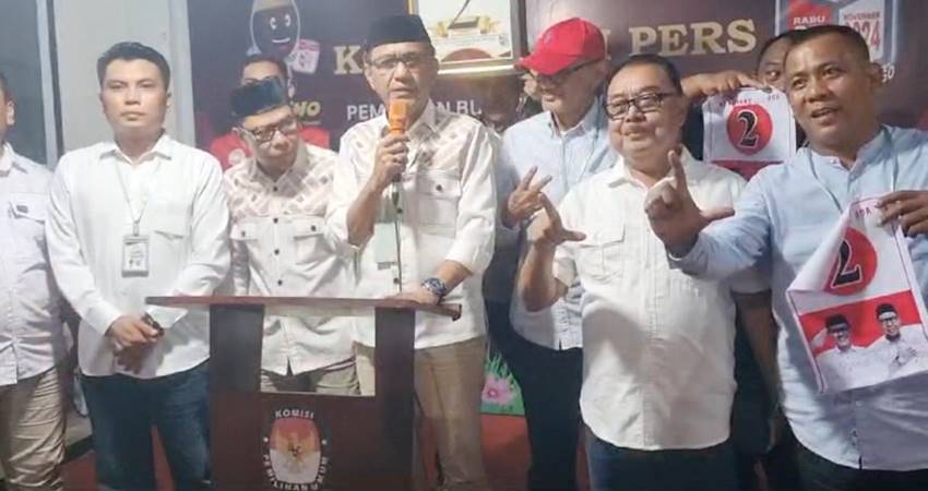 NOMOR 2 : Pasangan Amran Mustapa - Irwan Mamesah menyampaikan keterangan pers usai pengundian nomor urut di KPU Bone Bolango, Senin (22/9) malam. (foto : gorontalopost/tangkapan layar)