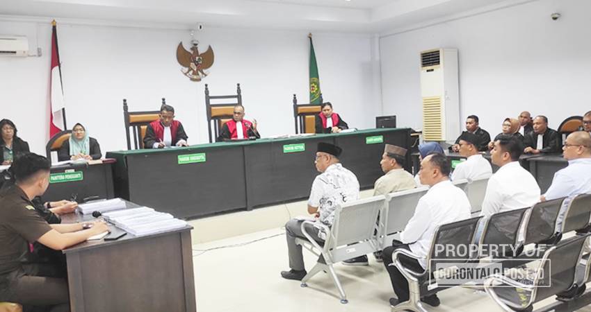 Para terdakwa dugaan korupsi proyek Optimalisasi SPAM Kecamatan Dungingi, Kota Gorontalo menjalani persidangan di PN Tipikor dan PHI Gorontalo, Rabu (25-9-2024). (Foto: Roy/Gorontalo Post).