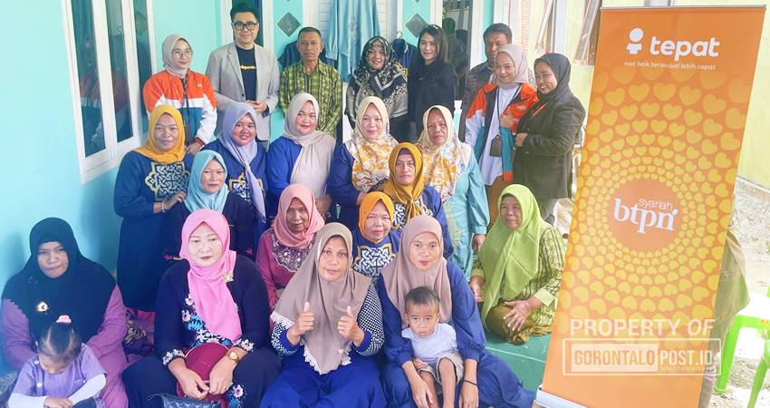 Kepala Desa Pongongaila Hamsah J Biu dan ibu-ibu Kecamatan Pulubala yang menjadi nasabah BTPN Syariah saat foto bersama dengan Corporate & Marketing Communication Head BTPN Syariah Ainul Yaqin serta Kepala Pembiayaan Gorontalo BTPN Syariah, Rosmini, baru baru ini. (Hamdan/Gorontalo Post)