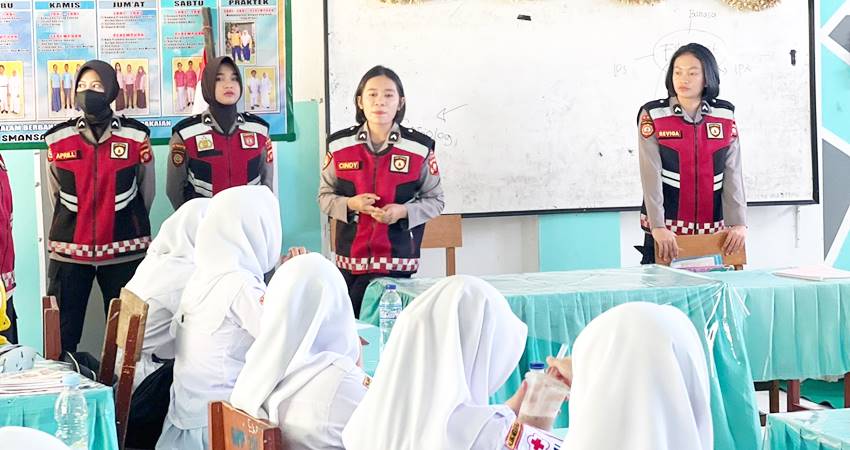 Sejumlah anggota Polwan Polda Gorontalo memberikan edukasi terkait bahaya Bullying di kalangan pelajar.