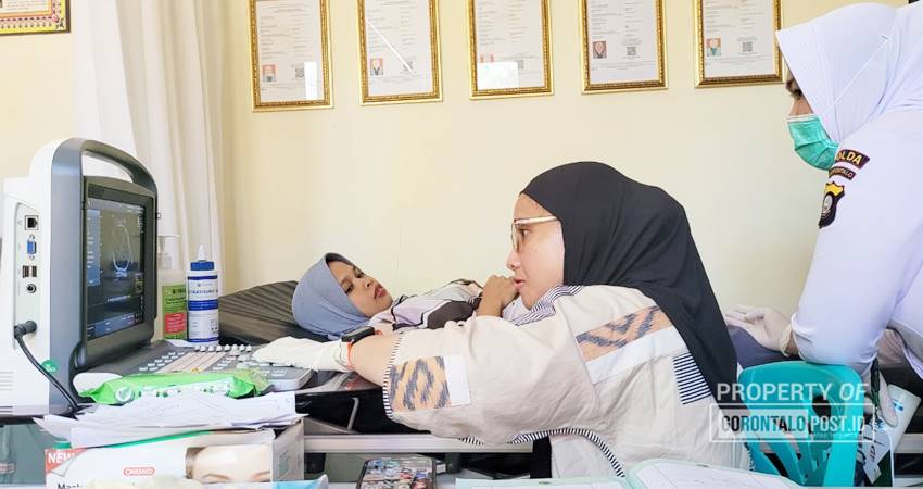 Tim dari Rumah Sakit Bhayangkara, melakukan sosialisasi dan pemeriksaan kesehatan bagi ibu hamil yang dilaksanakan di Puskesmas Bongomeme, Kabupaten Gorontalo. (F. Zulkifli/ Gorontalo Post)