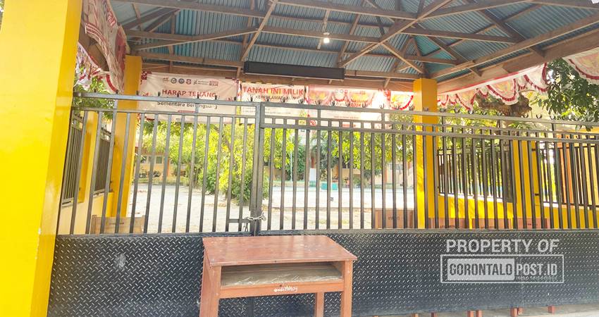 Kondisi sekolah SMK Kesehatan yang sudah digembok, Rabu (18/9/2024) (F. Diyanti/Wartawan Gorontalo Post)