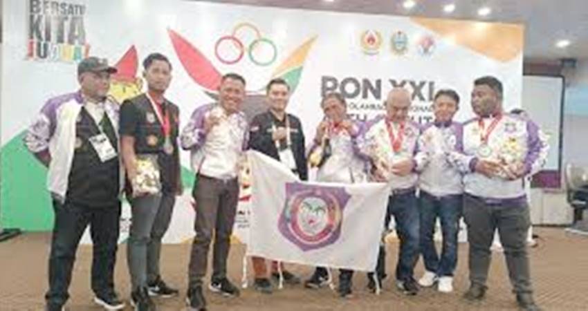 ITO MOWALI : Tim catur beregu putra Gorontalo berhasil meraih medali perak pada PON XXI Aceh-Sumut, yang berlangsung di Ballroom Hotel Micky Brastagi, Tanah Karo, Sumatera Utara, Rabu (11/9). (foto : dok/percasi gorontalo)