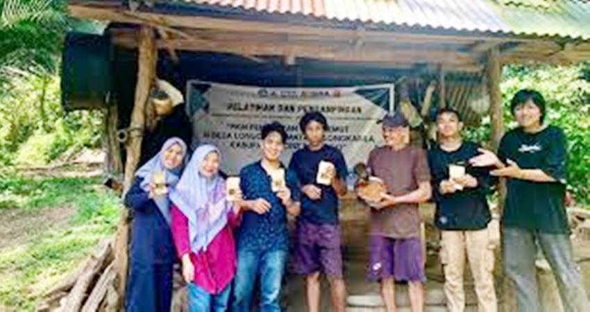 BIMA - PKM : Dosen dan mahasiswa UNG melalui program BIMA-PKM melakukan pelatihan dan pendampingan bagi petani aren di Desa Lonuo, Bone Bolango untuk memproduksi gula semut. (foto : dokumen pribadi