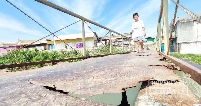 Kondisi jembatan yang sudah rusak, berkarat bahkan banyak lubang yang dapat membahayakan warga, Rabu (18/9/2024) (F. Natha/Gorontalo Post)