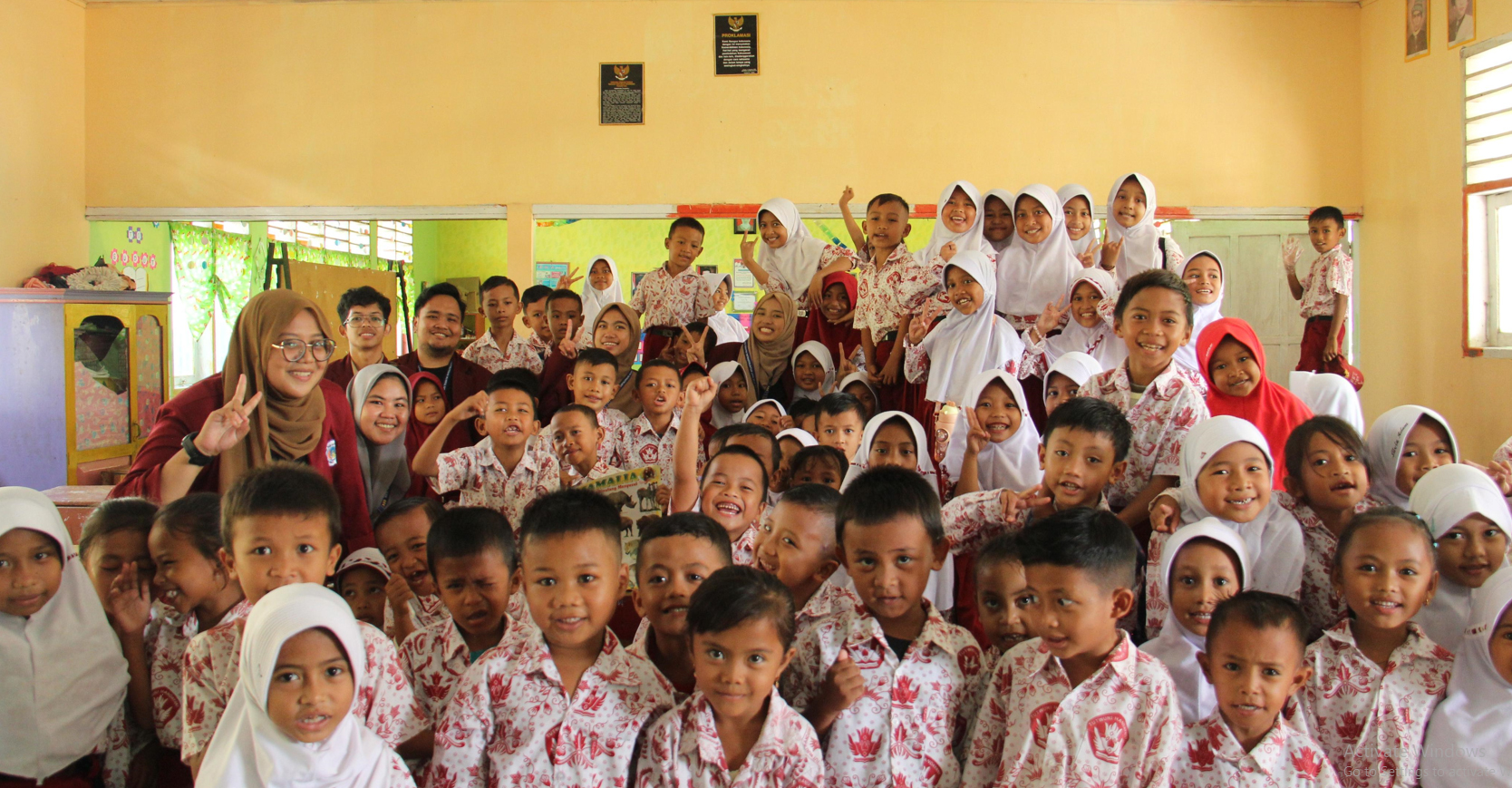 Mahasiswa KKN TI UNG, Sosialisasikan PHBS Bagi Siswa di Asparaga 