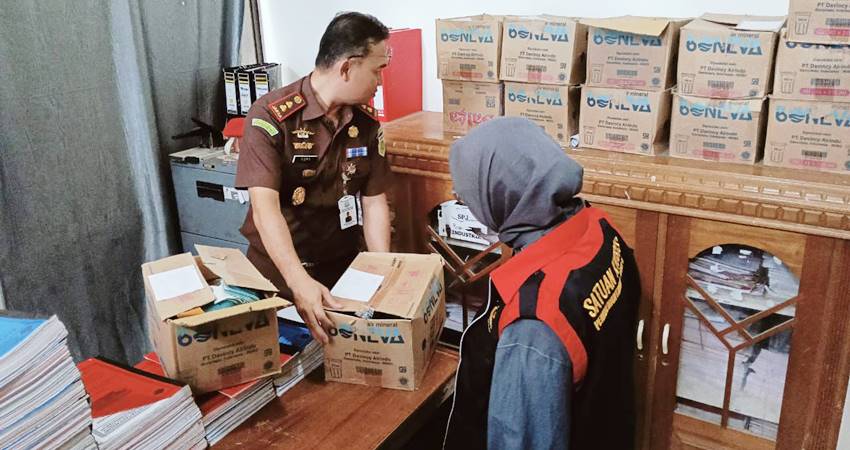 Satsus Pemberantasan Korupsi Kejari Boalemo melakukan penggeledahan di Kantor Dinas Koperasi, UMKM, Perindustrian, dan Perdagangan (Kumperindag) Kabupaten Boalemo, Senin (9/9/2024)