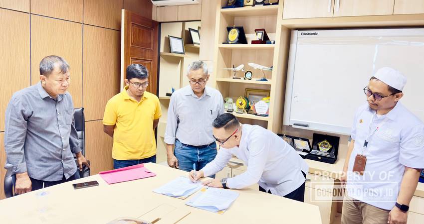 Ketua Bawaslu Kota Gorontalo Sukrin Saleh Taib bersama Direktur Utama Gorontalo Post Mohamad Sirham saat penandatanganan kerjasama pemberitaan di ruang rapat lantai 2 Gorontalo Post, Rabu (18/9/2024). (Foto: Roy/Gorontalo Post).