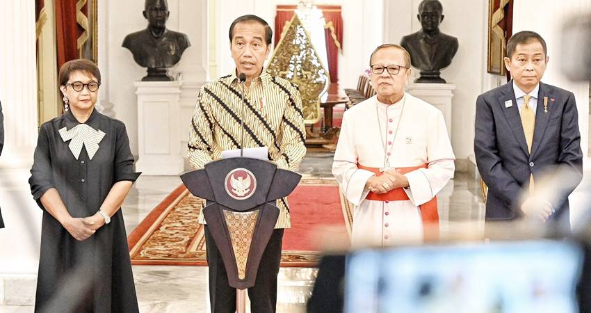 Presiden Joko Widodo saat menyampaikan sambutan hangat atas kedatangan Yang Teramat Mulia Paus Fransiskus ke Indonesia, di Istana Merdeka, Jakarta, pada Selasa (3/9). Foto: dokumentasi Biro Pers Istana