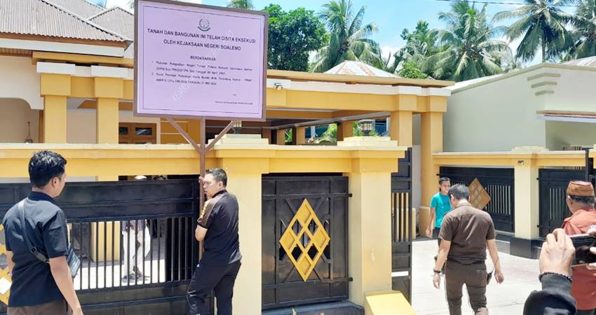 Petugas Kejari Boalemo saat menyita rumah milik Tantri Manto (TM) terpidana kasus korupsi dana hibah KONI, pada Rabu (18/9/2024). (Foto: Istimewa)
