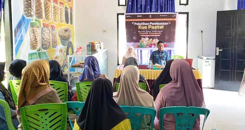 UMKM NAIK KELAS : Pelatihan pembuatan kue pastel bagi masyarakat oleh Telkom Gorontalo, berlangsung di rumah produksi Andini Pastel, Desa Lupoyo, Telaga Biru, Kabupaten Gorontalo, Rabu (11/9). (foto : dok / telkom gorontalo)