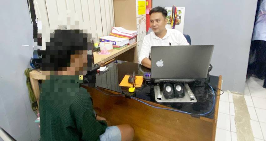 Tersangka penganiaya anak kandung AD (24) saat diperiksa penyidik Reskrim Polresta Gorontalo Kota. (Foto: istimewa).