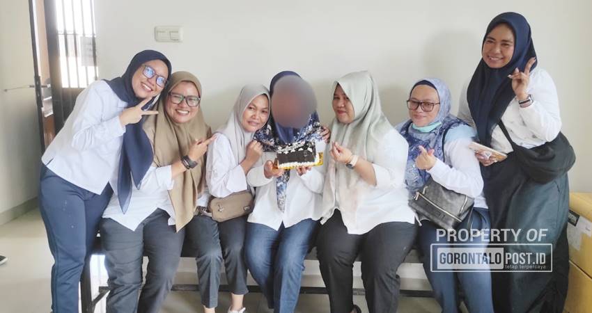 Terdakwa dugaan korupsi proyek Optimalisasi SPAM Kecamatan Dungingi, Kota Gorontalo merayakan Ultah bersama sejumlah rekan kerjannya usai menjalani persidangan agenda tuntutan JPU di PN Tipikor dan PHI Gorontalo, Rabu (25-9-2024). (Foto: Roy/Gorontalo Post).