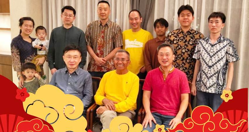 Dahlan Iskan bersama para anggota komunitas Warung Kopi di Tiongkok.--