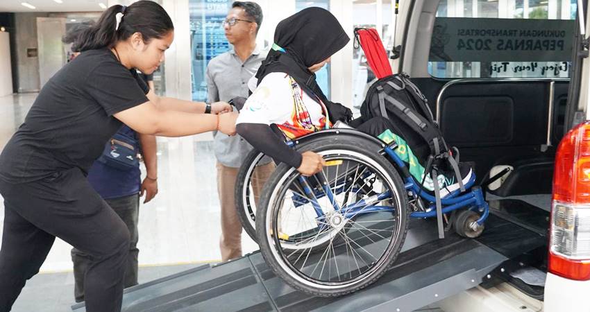 Direktorat Jenderal Perhubungan Darat Kementerian Perhubungan menyerahkan sebanyak 91 unit bus wheel chair di Surakarta-Dok.Kemenhub-