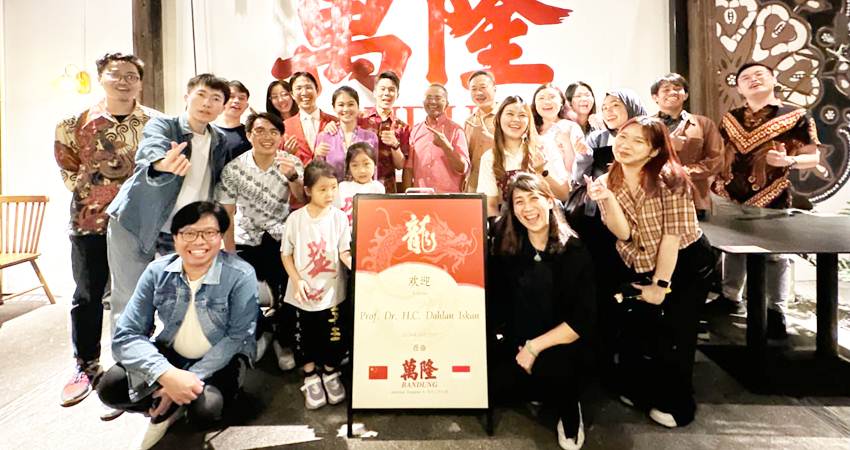 Dahlan Iskan bersama mahasiswa Indonesia di Fuqing, Tiongkok nonton bareng pertandingan China vs Indonesia.--