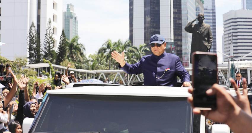 Prabowo Subianto saat menyapa masyarakat sepulang dari pelantikan presiden di Gedung DPR / MPR.-Tim Prabowo-