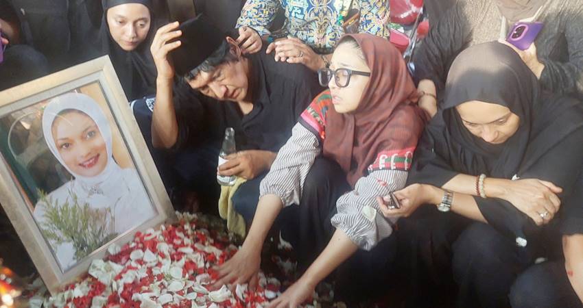 Suami dan anak-anak almarhumah usai pemakaman.