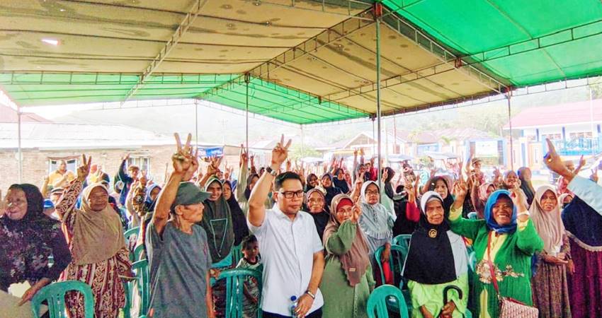 BONBOL SO AMAN : Kampanye dialogis calon Wakil Bupati Irwan Mamesah bersama masyarakat di Desa Huntu Utara, Kecamatan Bulango Selatan, baru-baru ini. (foto : istimewa)