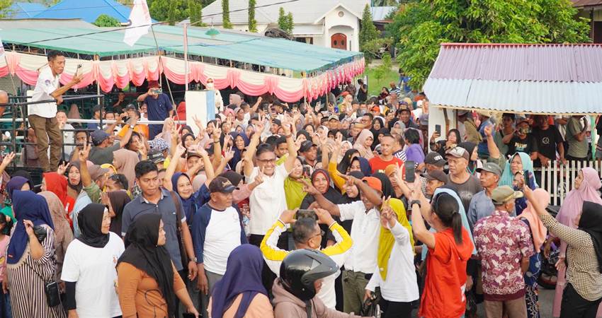 ADA SAYANG ADA : Calon Bupati Amran Mustapa dikerumuni pendukung saat melakukan kampanye dialogis di zona Kecamatan Tapa, Ahad (20/10). (foto : istimewa)
