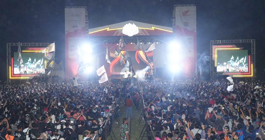 HBD : Puluhan ribu bikers dari seluruh Indonesia, menyatu dalam Honda Bikers Day (HBD) yang berlangsung di Klaten, Jawa Tengah, Sabtu (26/10). (foto : dok / daw)