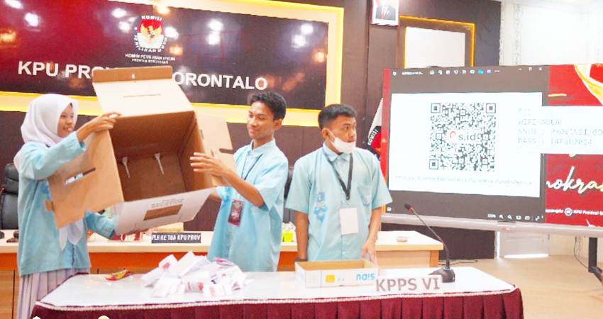 BELAJAR PEMILU : Para siswa SMA Negeri 2 Gorontalo belajar menjadi anggota KPPS Pemilu, pada kunjungan lapangan di kantor KPU Provinsi Gorontalo, Kamis (10/10). (foto : dok / kpuprov)