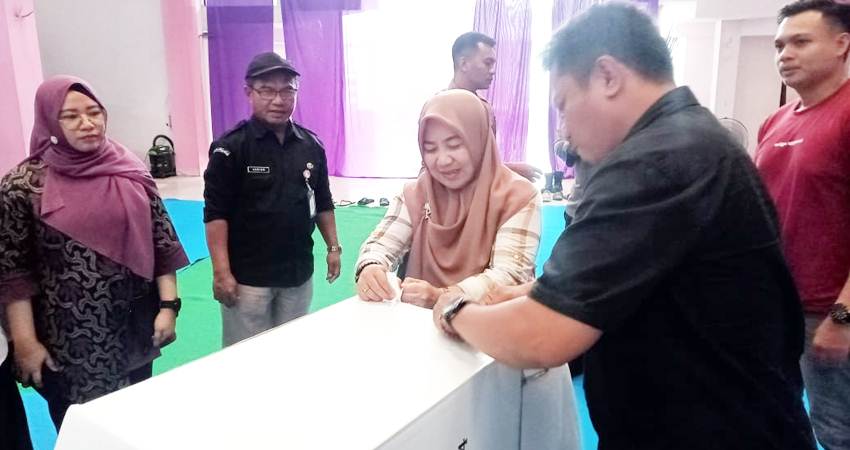 LOGISTIK PILKADA : Plh Ketua KPU Agustina Bilondati saat melakukan pemeriksaan kotak suara yang merupakan salah satu logisitk yang telah tiba di Gorontalo. (foto : istimewa)