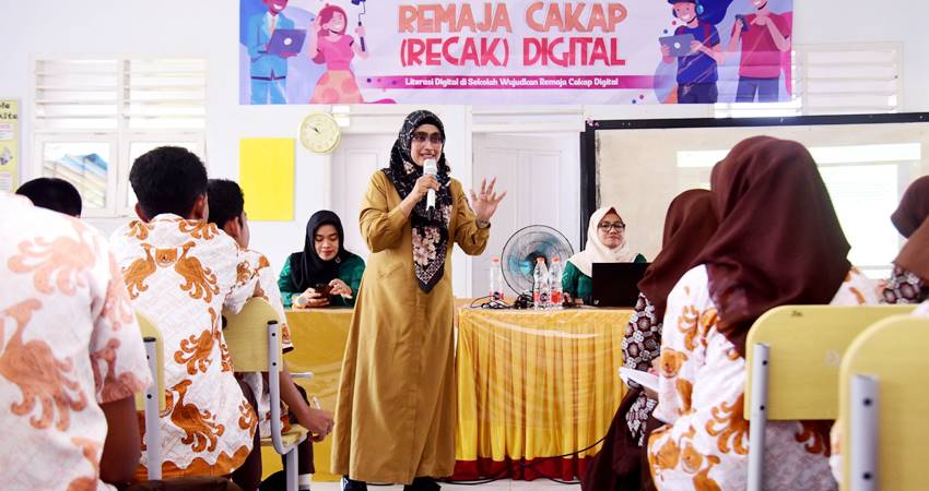 Kabid PIKP Dinas Kominfotik Provinsi Gorontalo, Zakiya Baserewan, memberikan materi pada Recak Digital di SMKN 4 Kota Gorontalo, Selasa (15/10). (Foto : Haris / diskominfotik)
