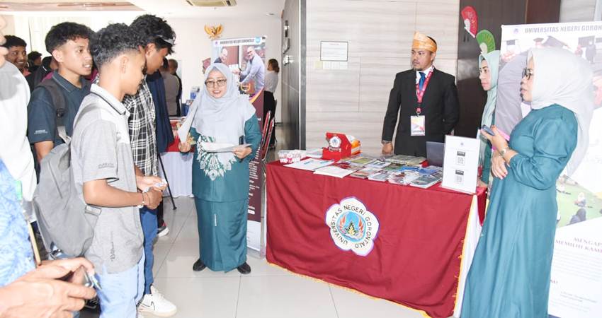 ANTUSIAS : Pelajar Timor Leste antusias mengunjungi stand pameran UNG pada pameran pendidikan yang berlangsung di Timor Leste 24-26 Oktober 2024. (foto : dok / ung.ac.id)