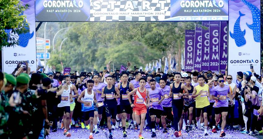 Peserta mengikuti lomba lari Gorontalo Half Marathon 2024 di Lapangan Taruna Remaja, Kota Gorontalo, Gorontalo, Minggu (27/10/2024). Gorontalo Half Marathon yang diikuti 2.200 peserta dari berbagai daerah di Indonesia tersebut membuka tiga jenis kategori dari 5 kilometer, 10 kilometer dan 21 kilometer(ANTARA FOTO/Adiwinata Solihin/agr)